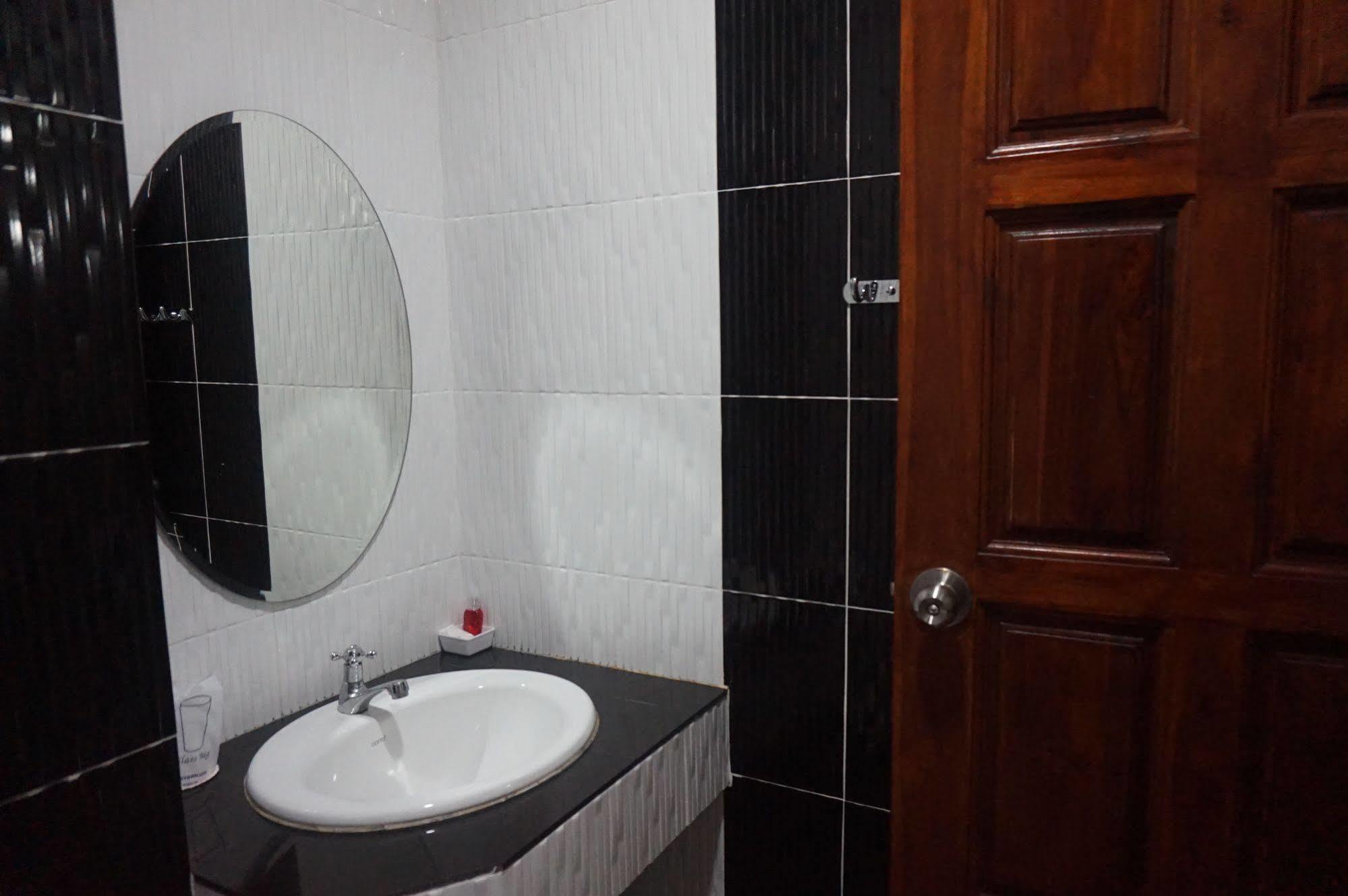 Nasa Mansion Appartement Phuket Buitenkant foto